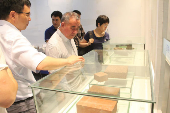 中国工程院院士龚晓南（左六），参观考察我司中试试验田